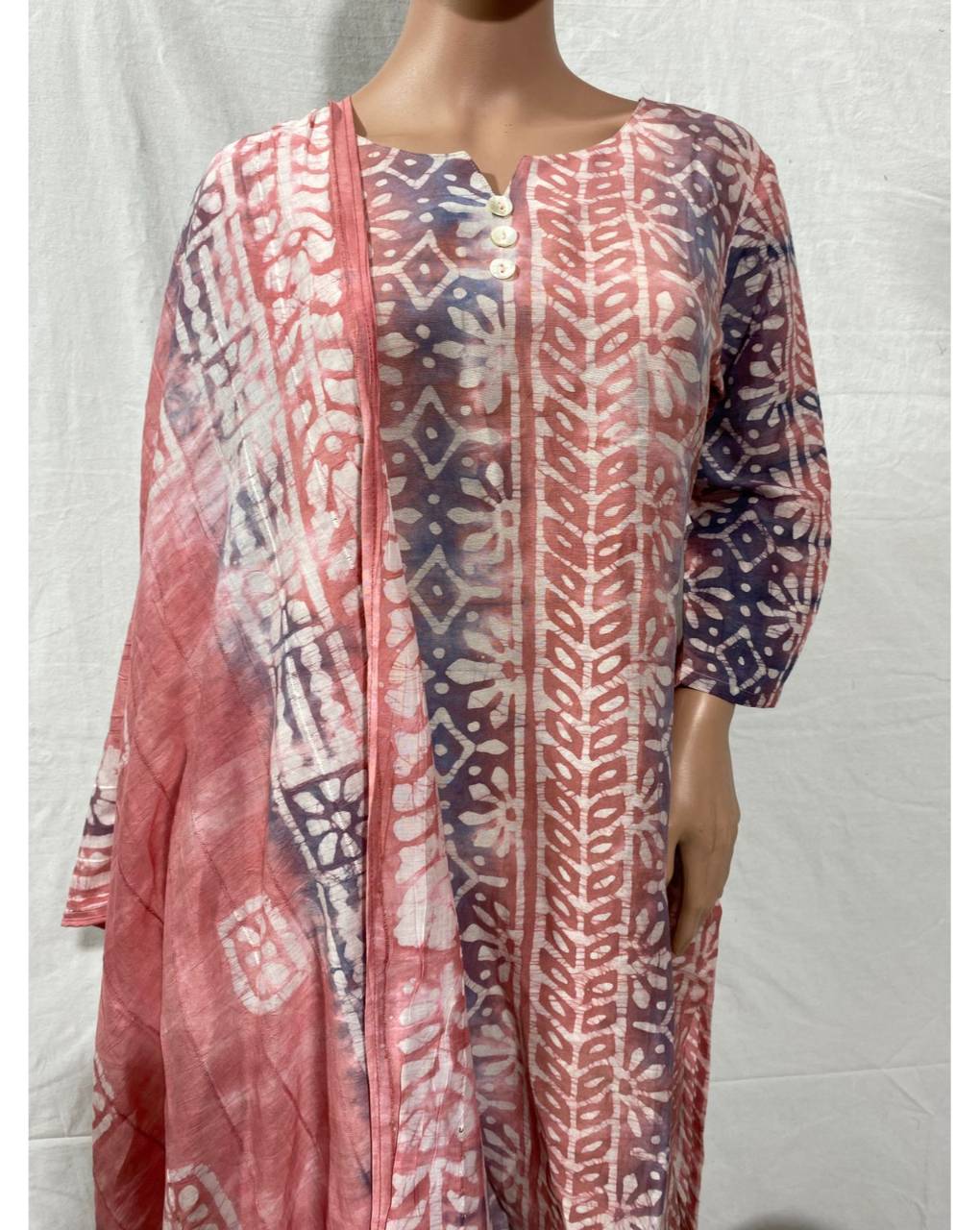 WOMEN HAND BATIK STRIGHT KURTA.