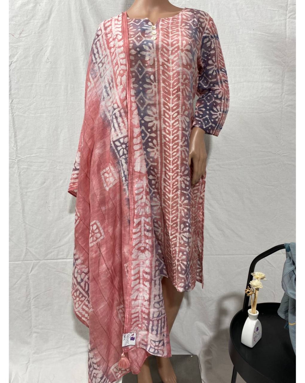 WOMEN HAND BATIK STRIGHT KURTA.