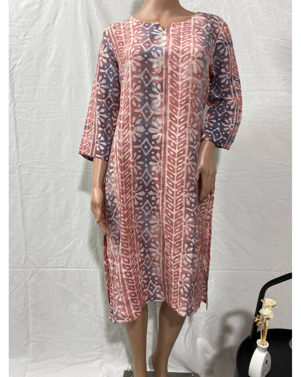 WOMEN HAND BATIK STRIGHT KURTA.