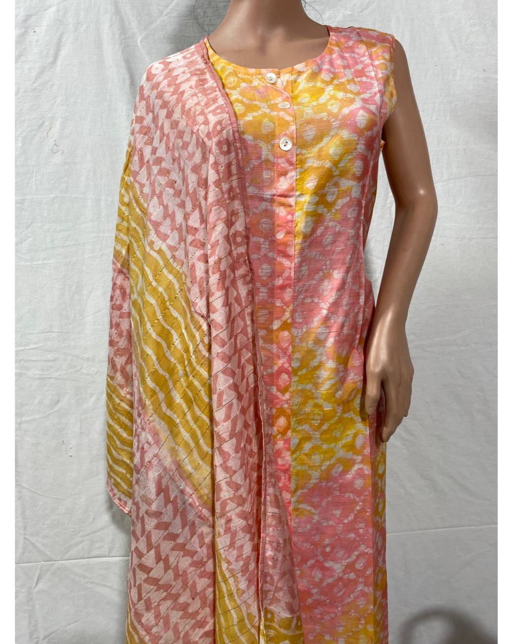 WOMEN HAND BATIK STRIGHT KURTA.